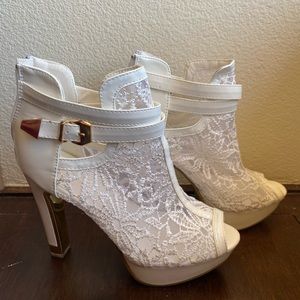 White lace peep toe heel